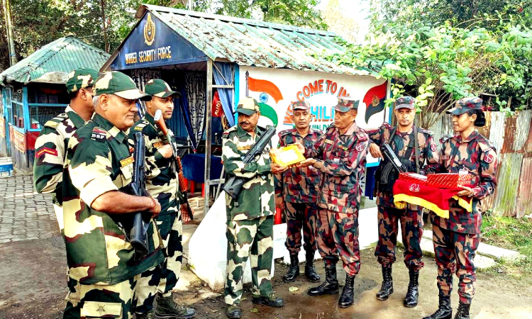 হিলিতে বিজিবি দিবসে বিএসএফকে মিষ্টি উপহার বিজিবির
