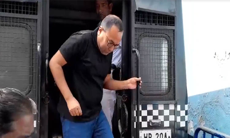 পি কে হালদারসহ ৩ জনের জামিন