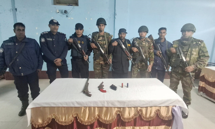 ঝিনাইদহে যৌথবাহিনীর অভিযানে অস্ত্র ও গুলি উদ্ধার