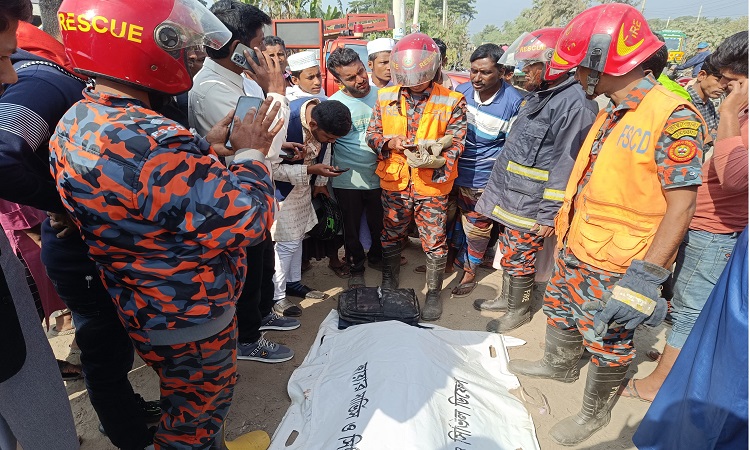 আখের ট্রলির ধাক্কায় ইজিবাইকের দুই যাত্রী নিহত