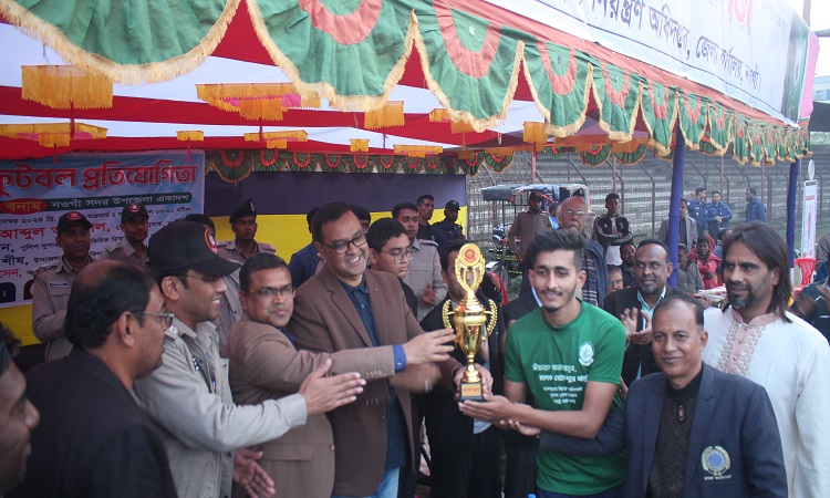 নওগাঁয় মাদকবিরোধী প্রীতি ফুটবল ম্যাচ অনুষ্ঠিত
