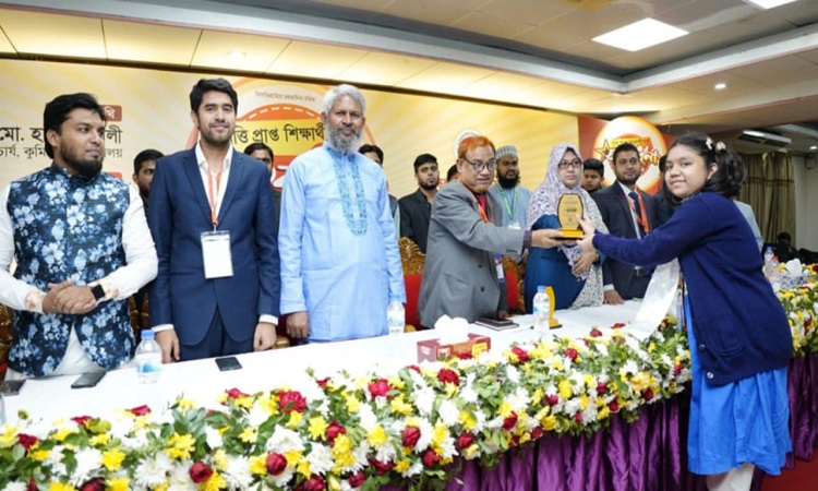 'দ্যা স্কলারস ফোরাম ঢাকা'-এর বৃত্তি প্রদান ও সংবর্ধনা অনুষ্ঠিত
