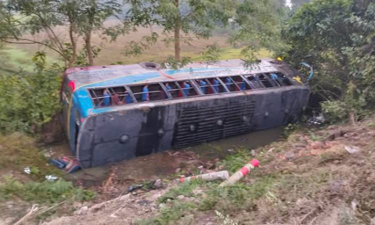 ফুলগাজীতে বাস দুর্ঘটনা, আহত ১৭