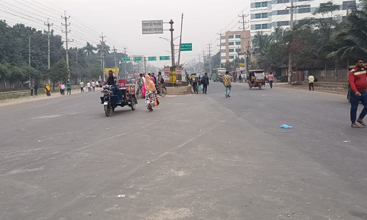 বেক্সিমকোর বন্ধ কারখানা খুলে দেয়ার দাবিতে শ্রমিকদের সড়ক অবরোধ
