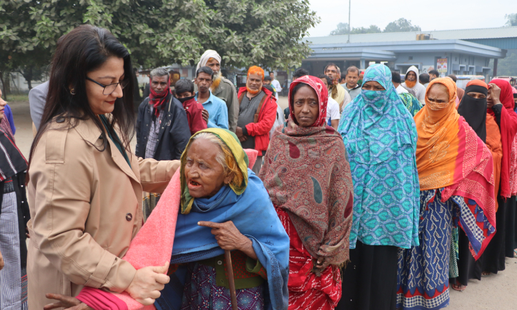 শীতার্তদের মাঝে টাঙ্গাইল জেলা প্রশাসনের কম্বল বিতরণ