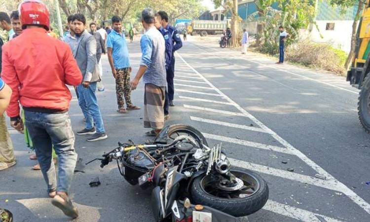 পুঠিয়ায় বাস-মোটরসাইকেল সংঘর্ষ, নিহত ৩