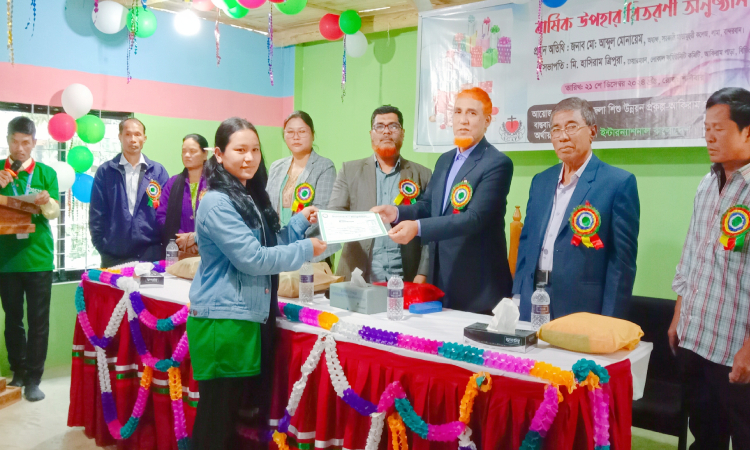 লামায় ৩০০ শিশু শিক্ষার্থী পেল বার্ষিক উপহার