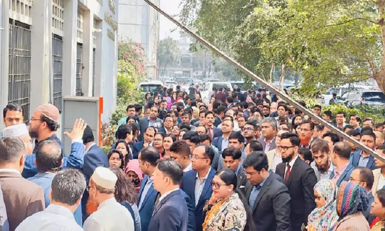 সংস্কার কমিশনের সুপারিশ : প্রতিবাদে সচিবালয়ে প্রশাসন ক্যাডারের কর্মকর্তারা