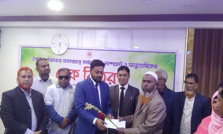 টাঙ্গাইল পৌরসভার অবসরপ্রাপ্ত কর্মচারীদের মধ্যে কোটি টাকার চেক বিতরণ