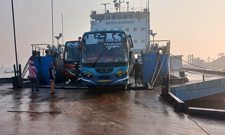 ৭ ঘণ্টা পর দৌলোদিয়া-পাটুরিয়া নৌ-রুটে ফেরি চলাচল স্বাভাবিক