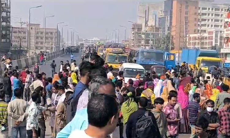 বন্ধ কারখানা খুলে দিতে ঢাকা-টাঙ্গাইল মহাসড়ক অবরোধ