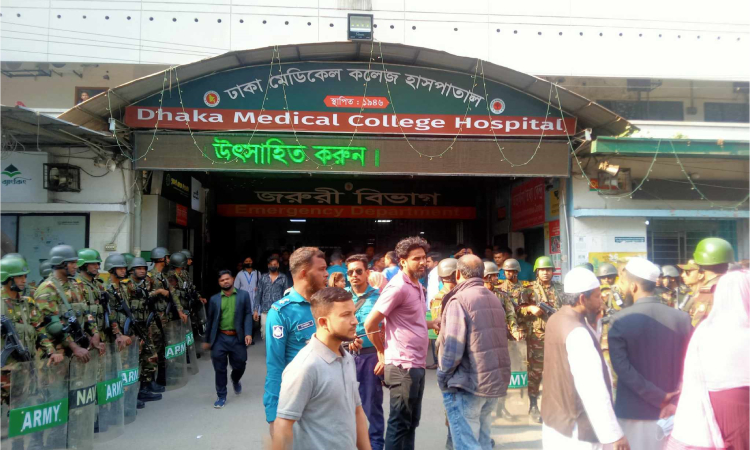 ঢামেকে রোগীর মৃত্যু, চিকিৎসক লাঞ্ছিতের অভিযোগে নারী গ্রেফতার