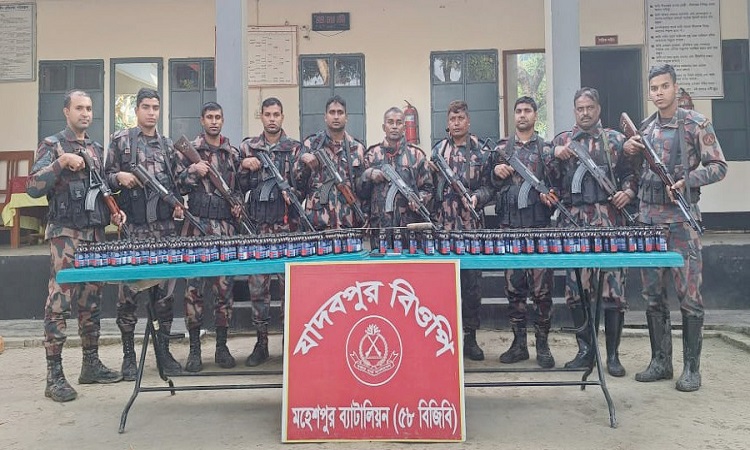 সীমান্তে চোরাকারবারী ঠেকাতে গুলি, ১৬ বস্তা ফেনসিডিল জব্দ