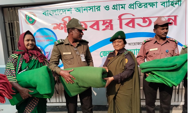 দৌলতপুরে আনসার সদস্যদের মাঝে কম্বল বিতরণ