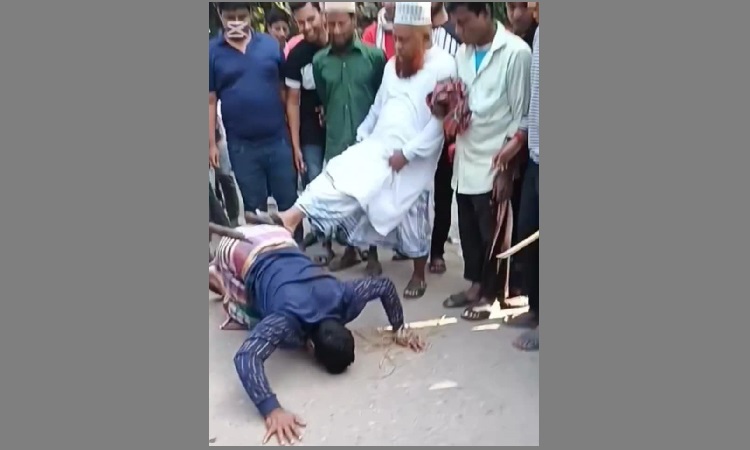চুরির অপবাদে যুবককে জনসম্মুখে খুঁটিতে বেঁধে নির্যাতন, নাকে খত