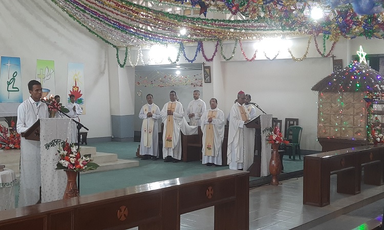 প্রার্থনায় শুরু বড়দিন উদযাপন