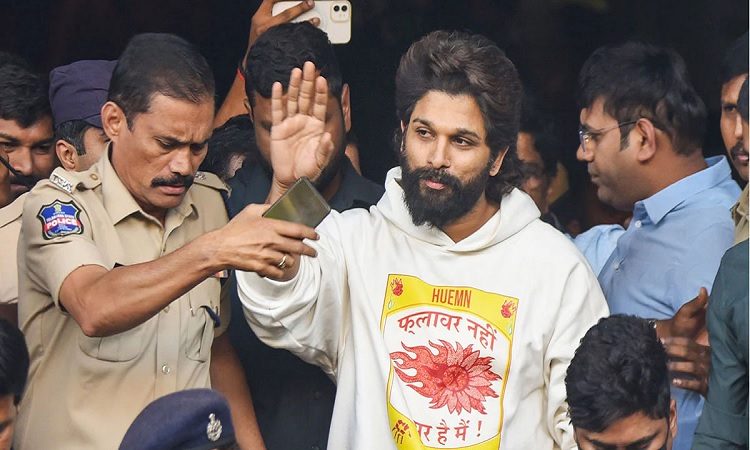 আক্রান্তের পরিবারকে দুই কোটি রুপি দেবেন আল্লু অর্জুন