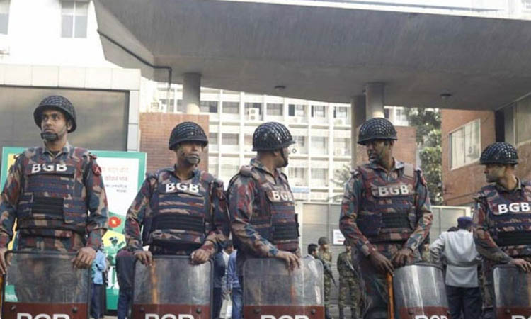 কঠোর নিরাপত্তায় সচিবালয়, সড়কে যান চলাচল বন্ধ