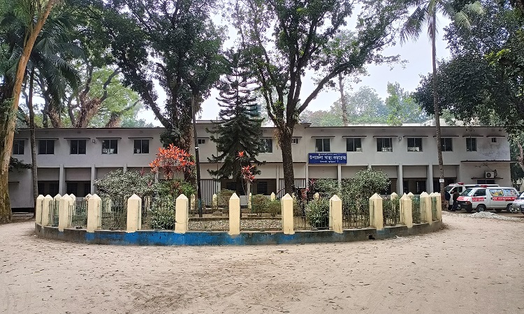 ২ মাসে ৪ দিন অফিস, কর্তৃপক্ষের নোটিশও আমলে নেন না অফিস সহায়ক