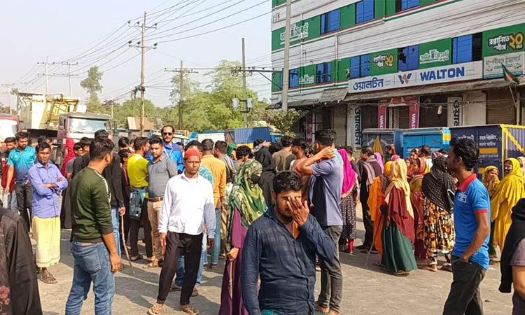 গাজীপুরে মহাসড়ক অবরোধ করে শ্রমিক বিক্ষোভ