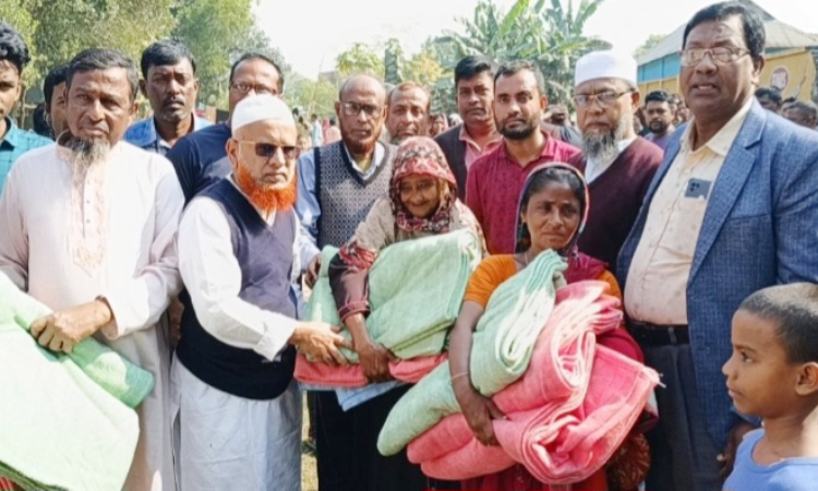 ভালুকায় শীতার্তদের মাঝে কম্বল বিতরণ