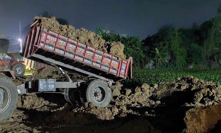 ফসলি জমি কেটে রাতের অন্ধকারে পুকুর ভরাট!