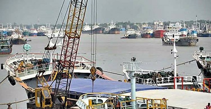 পণ্যবাহী নৌযান শ্রমিকদের লাগাতার কর্মবিরতি চলছে
