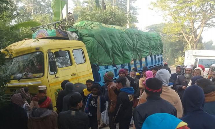 পাবনায় ট্রাক চাপায় করিমনের ৩ যাত্রী নিহত