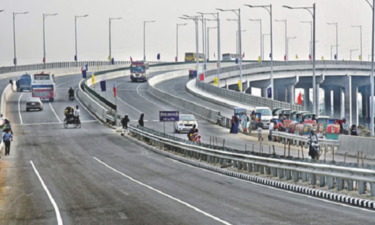 এক্সপ্রেসওয়েতে তিন গাড়ির সংঘর্ষ, নিহত ৫