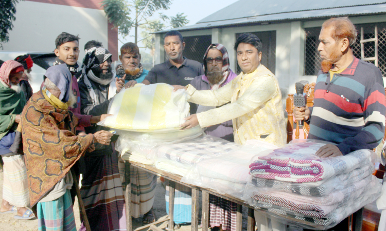 বোয়ালমারীতে শীতার্তদের মাঝে কম্বল বিতরণ