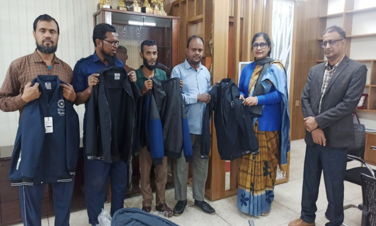 শীতবস্ত্র পেলেন তিতুমীর কলেজের নিরাপত্তারক্ষীরা