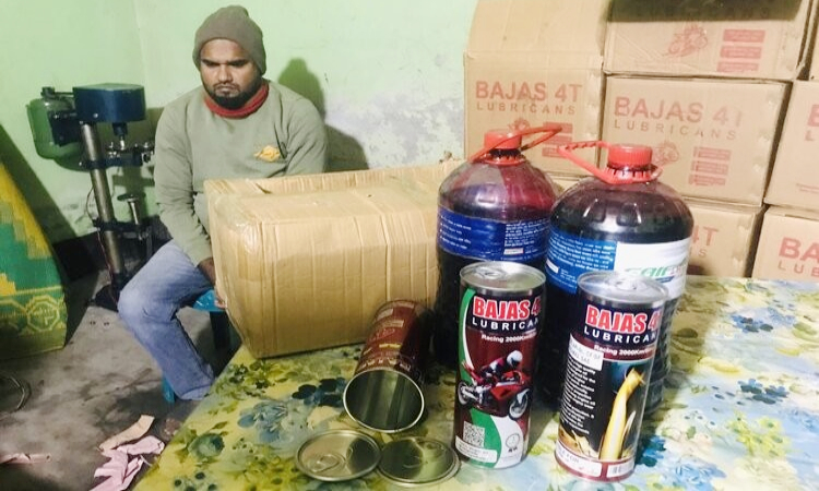 শিবপুরে পোড়া মবিল মোড়কজাত করে বিক্রি, আটক ১