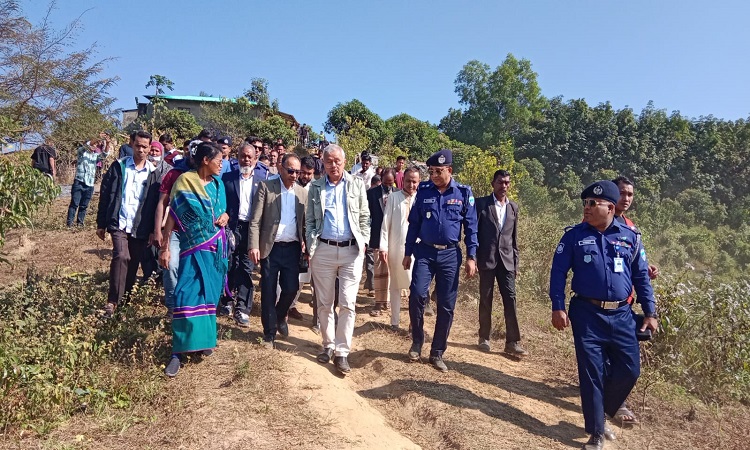 লামায় অগ্নিকাণ্ডের ঘটনাস্থল পরিদর্শনে সুপ্রদীপ চাকমা
