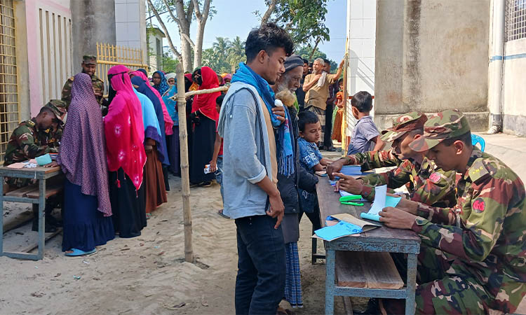 কালুখালীতে গরীব-দুস্থদের মাঝে সেনাবাহিনীর মেডিকেল সেবা