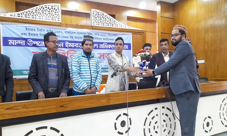 মান্দায় ইমারত নির্মাণ শ্রমিকদের সাথে ইউএনও'র মতবিনিময়