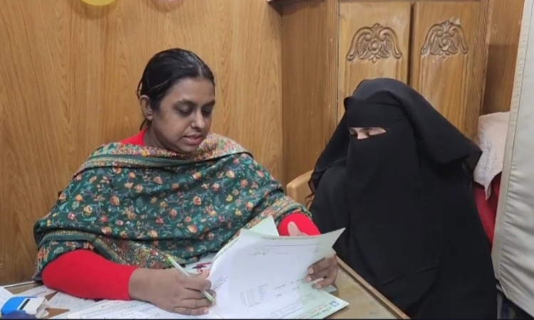 একযুগ ধরে বিজয়ের মাসে একদিন ফ্রি চিকিৎসা নারী চিকিৎসকের