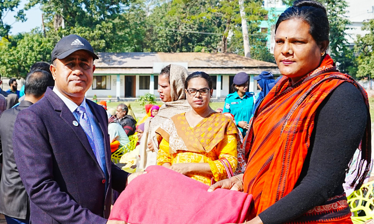 রাজশাহীতে দুস্থদের মাঝে পুলিশ কমিশনারের কম্বল বিতরণ