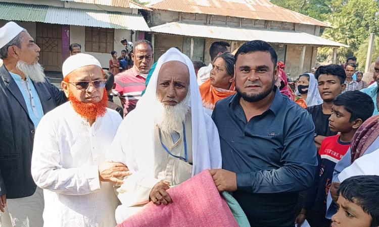 ভালুকায় নিজস্ব অর্থায়নে শীতার্তদের কম্বল বিতরণ