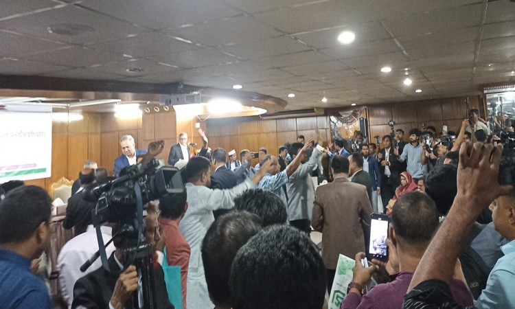 আসিফ নজরুলের উপস্থিতিতে প্রবাসীদের হট্টগোল