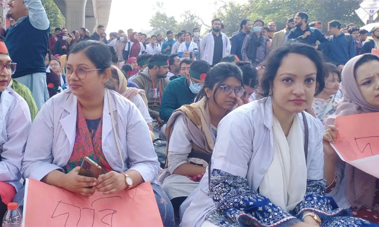 ভাতা বৃদ্ধির দাবিতে ট্রেইনি চিকিৎসকদের শাহবাগ অবরোধ