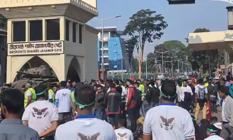 জাহাঙ্গীর গেটে চাকরিচ্যুত সেনা সদস্যদের অবস্থান