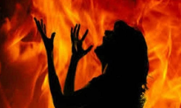 বার বার কন্যা সন্তান হওয়ায় স্ত্রীকে পুড়িয়ে মারল স্বামী