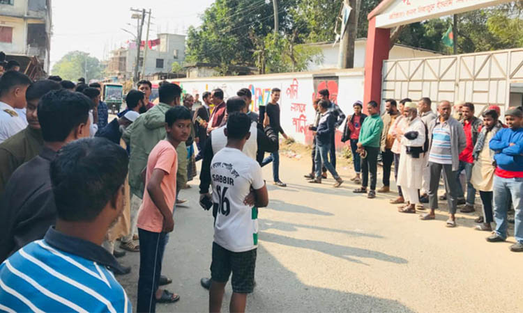 অনিয়মে অভিযুক্ত প্রধান শিক্ষককে পুনর্বহালের চেষ্টা
