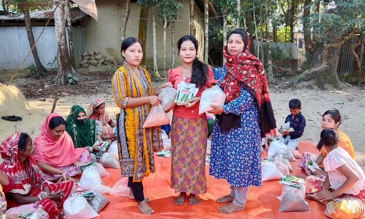 লামায় গ্রাউসের সবজি বীজ পেল ১৬০ জন মা
