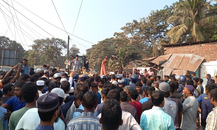 সওজের উচ্ছেদ অভিযান ঘিরে উত্তেজনা, বুলডোজার ভাঙচুর