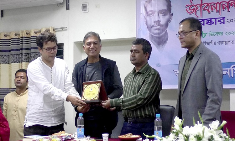 জীবনানন্দ পুরস্কার পেলেন জাহিদ-মোস্তফা