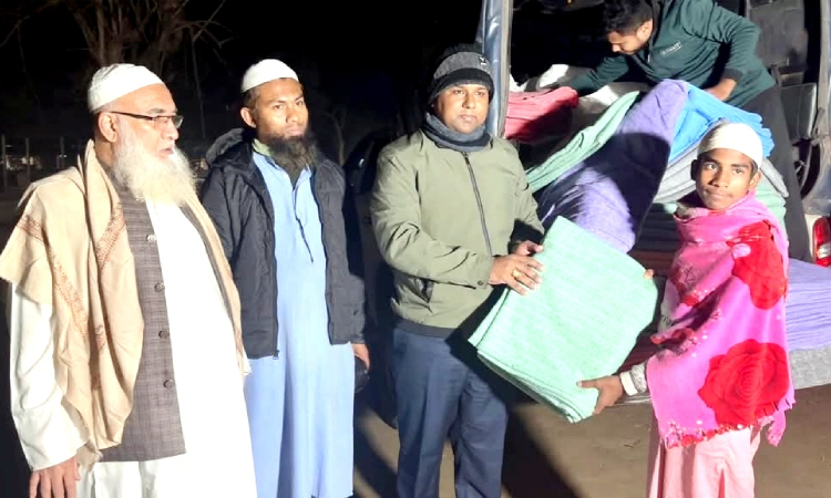 মাদ্রাসা ও এতিমখানায় শীতবস্ত্র দিলেন হাকিমপুরের ইউএনও অমিত রায়