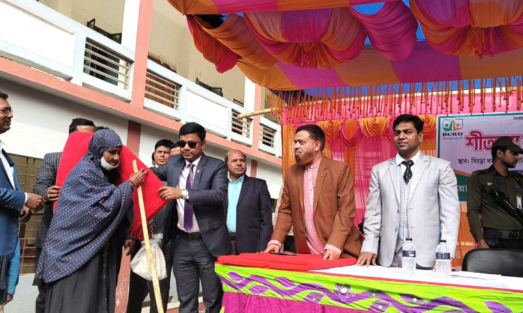 সিংড়ায় শীতার্তদের মাঝে শীতবস্ত্র বিতরণ