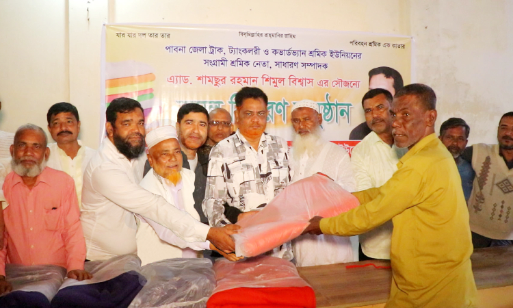পাবনায় শিমুল বিশ্বাসের অনুদানে কম্বল বিতরণ