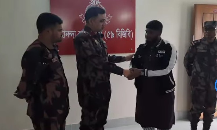বৈষম্যবিরোধী ছাত্র আন্দোলনে আহতকে বিজিবির আর্থিক সহযোগিতা